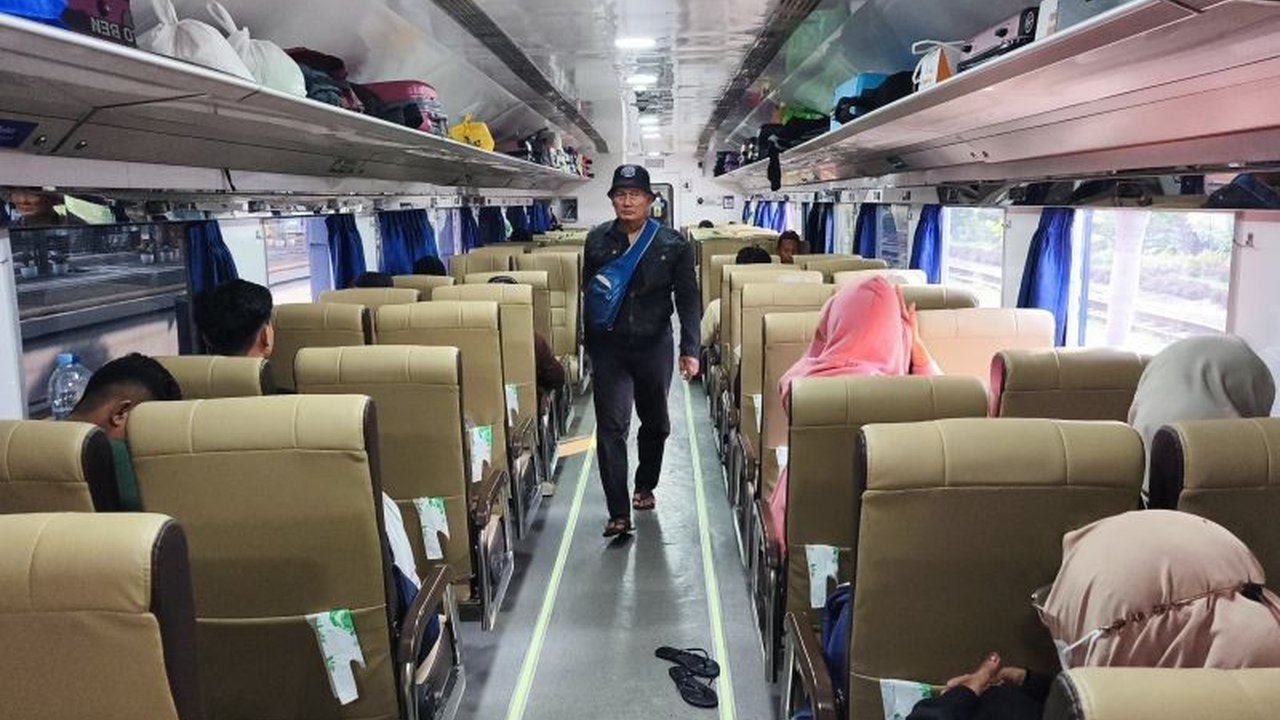 PT KAI Divre IV Tanjungkarang resmi meluncurkan layanan KA Rajabasa Ekonomi Premium dengan fasilitas kursi reclining dan konfigurasi 2-2, menjanjikan perjalanan lebih nyaman tanpa kenaikan tarif.
