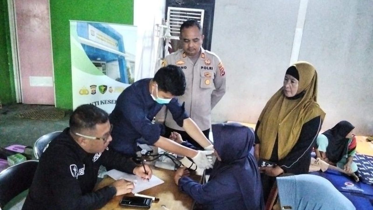 Tim Dokkes Polri bergerak cepat memeriksa kesehatan warga terdampak kebakaran TPA Jatiwaringin, Tangerang, Banten, memberikan layanan medis dan mengimbau kewaspadaan terhadap dampak asap.