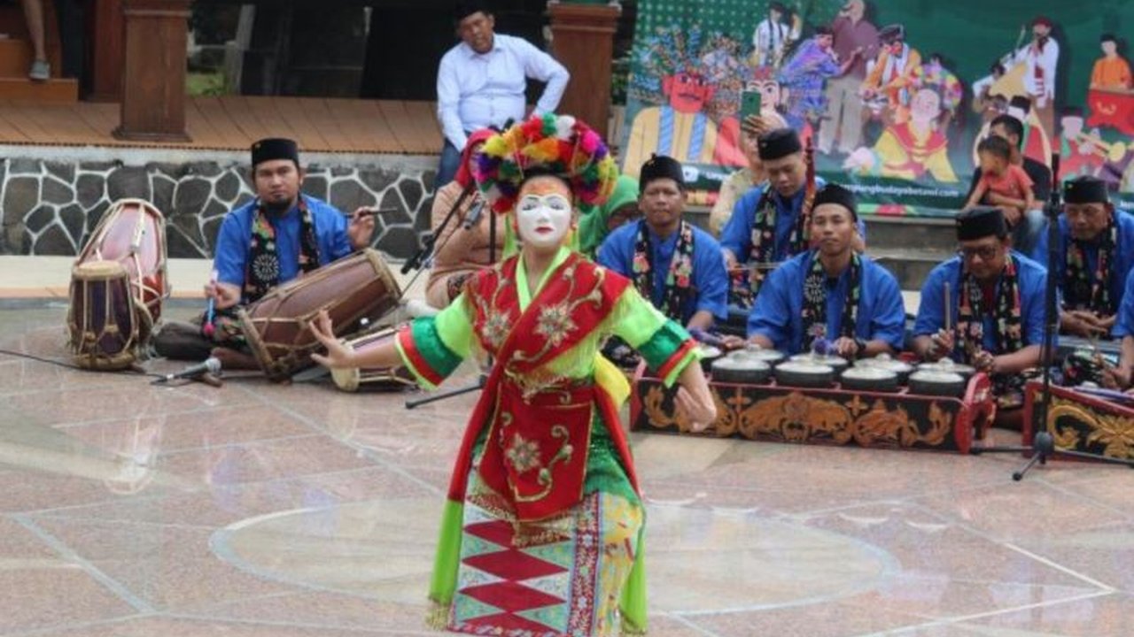 Kisah inspiratif Maestro Tari Betawi Kartini Kisam yang berhasil menembus rasa malu, memperkenalkan budaya Betawi ke kancah nasional dan internasional.