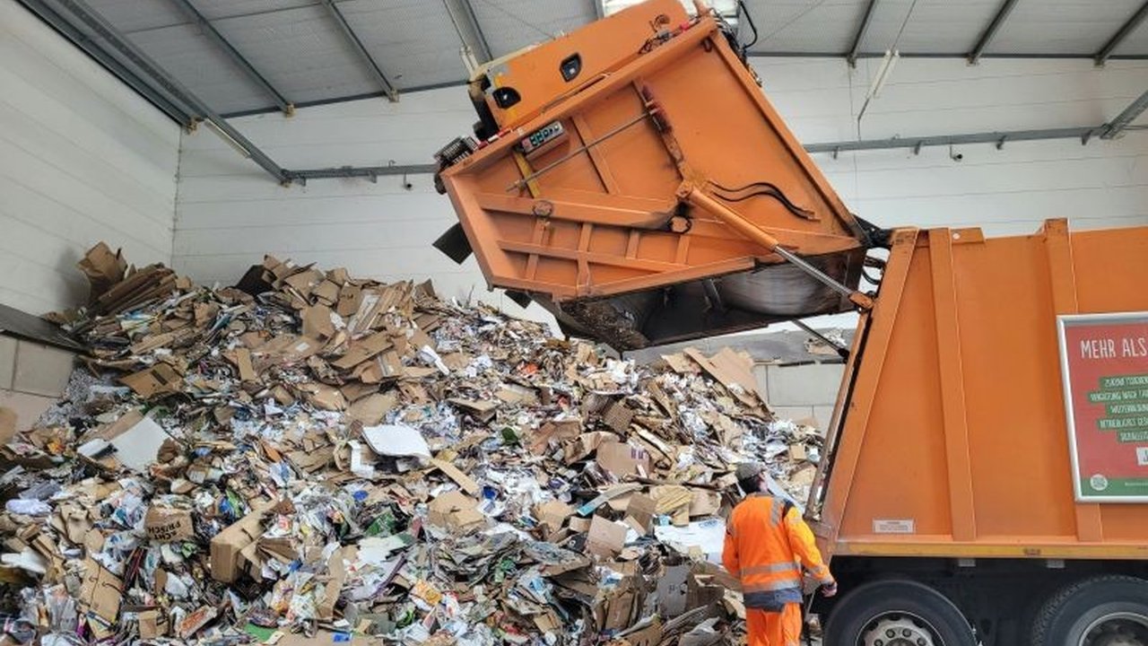 PT Denera, bagian dari Danantara Indonesia, berkomitmen memaksimalkan Tenaga Kerja Lokal Proyek Waste-to-Energy (WtE) di 33 unit PSEL, menciptakan ribuan lapangan kerja dan solusi sampah berkelanjutan.
