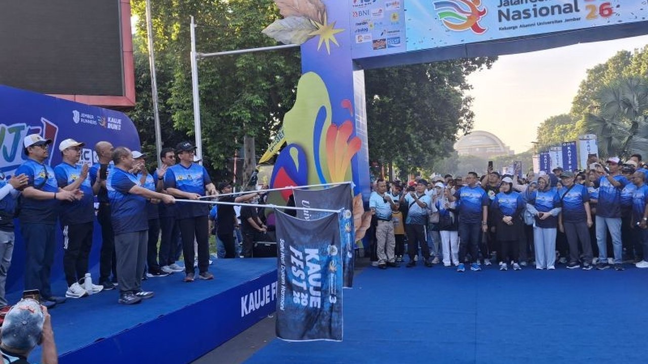 Ribuan alumni Universitas Jember (UNEJ) memadati kampus Tegalboto dalam acara Jalan Gembira Nasional (JGN) III KAUJE Fest 2026, mempererat silaturahmi dan bernostalgia.
