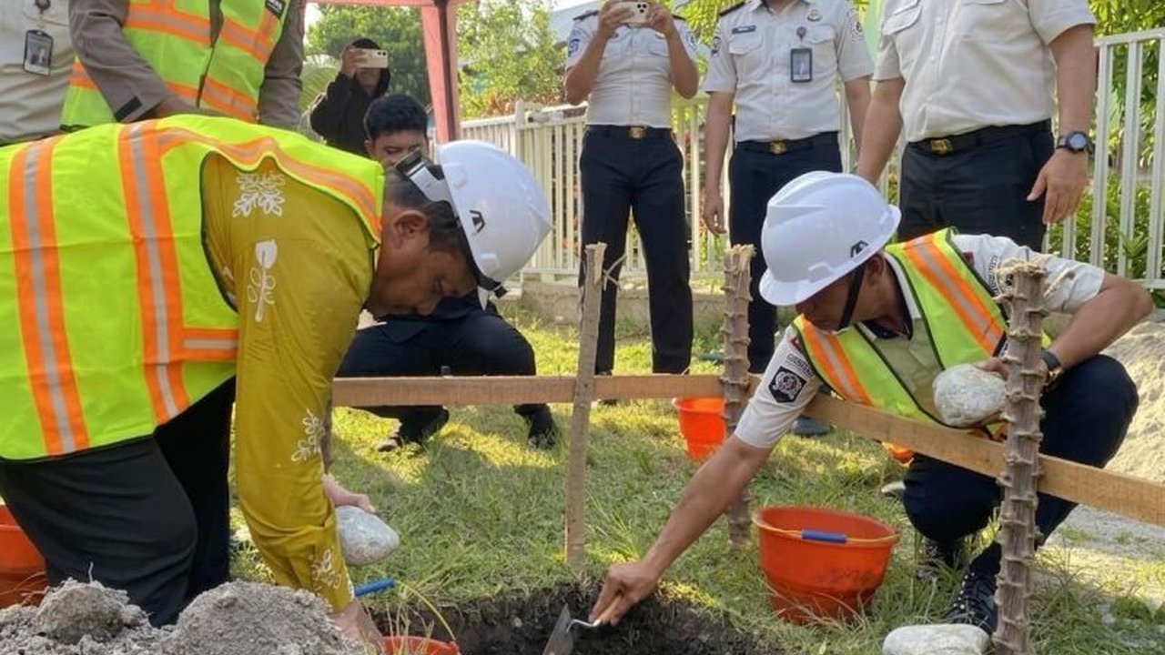 Kanwil Ditjenpas Sulawesi Tengah luncurkan program bedah rumah mantan warga binaan di Palu. Upaya ini dukung reintegrasi sosial dan kesejahteraan pascabebas, memotivasi mereka memulai hidup baru yang lebih baik.