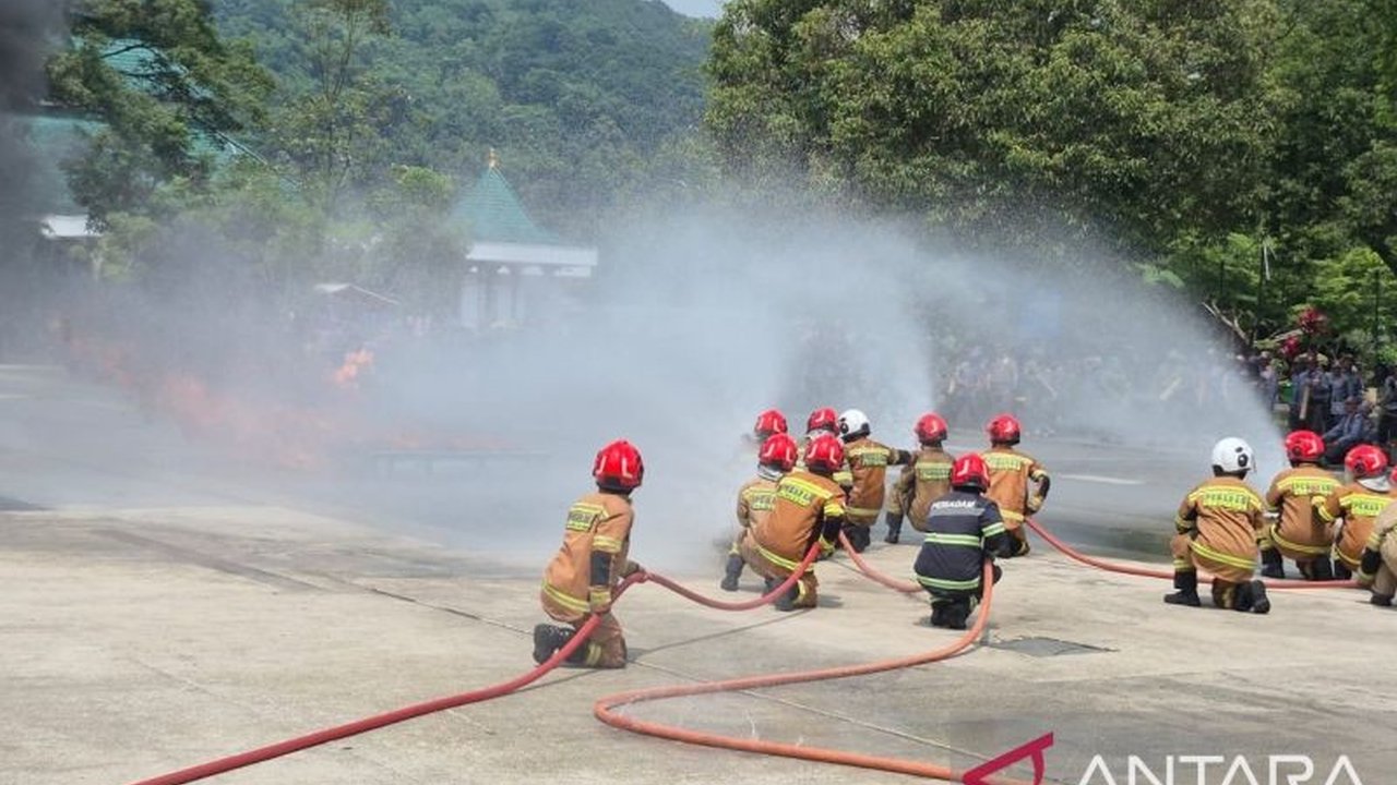 Dinas Pemadam Kebakaran dan Penyelamatan (Disdamkarmat) Kabupaten Bandung siagakan personel untuk perkuat mitigasi kebakaran, antisipasi puncak kemarau yang berpotensi tingkatkan kejadian kebakaran di berbagai wilayah.