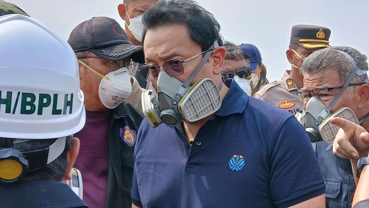 Kementerian Lingkungan Hidup (KLH) mengerahkan teknologi drone thermal untuk deteksi titik api di Kebakaran TPA Jatiwaringin yang sulit dipadamkan, mengungkap tantangan penanganan sampah.