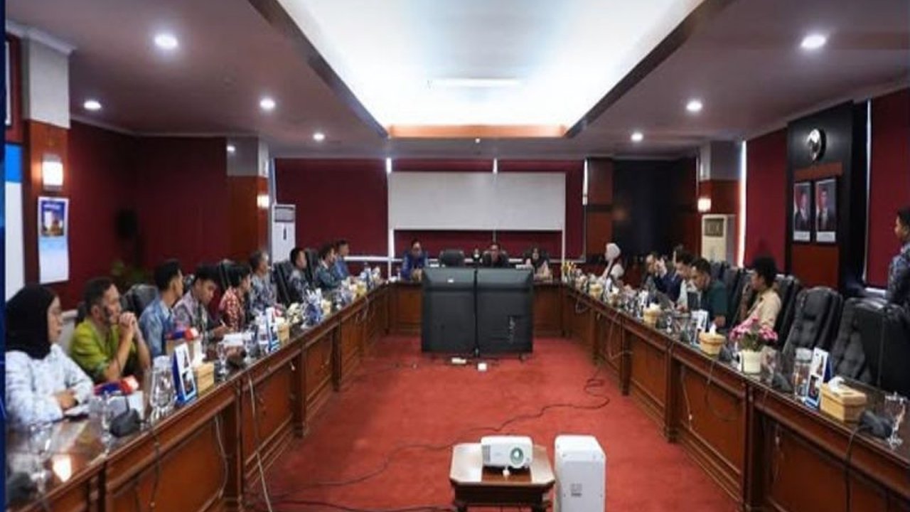 Pemerintah Kabupaten Tanah Laut (Pemkab Tala) mempercepat penerapan retribusi non tunai daerah menggunakan Smart EDC. Inisiatif ini bertujuan meningkatkan kualitas layanan publik dan mengoptimalkan Pendapatan Asli Daerah (PAD).