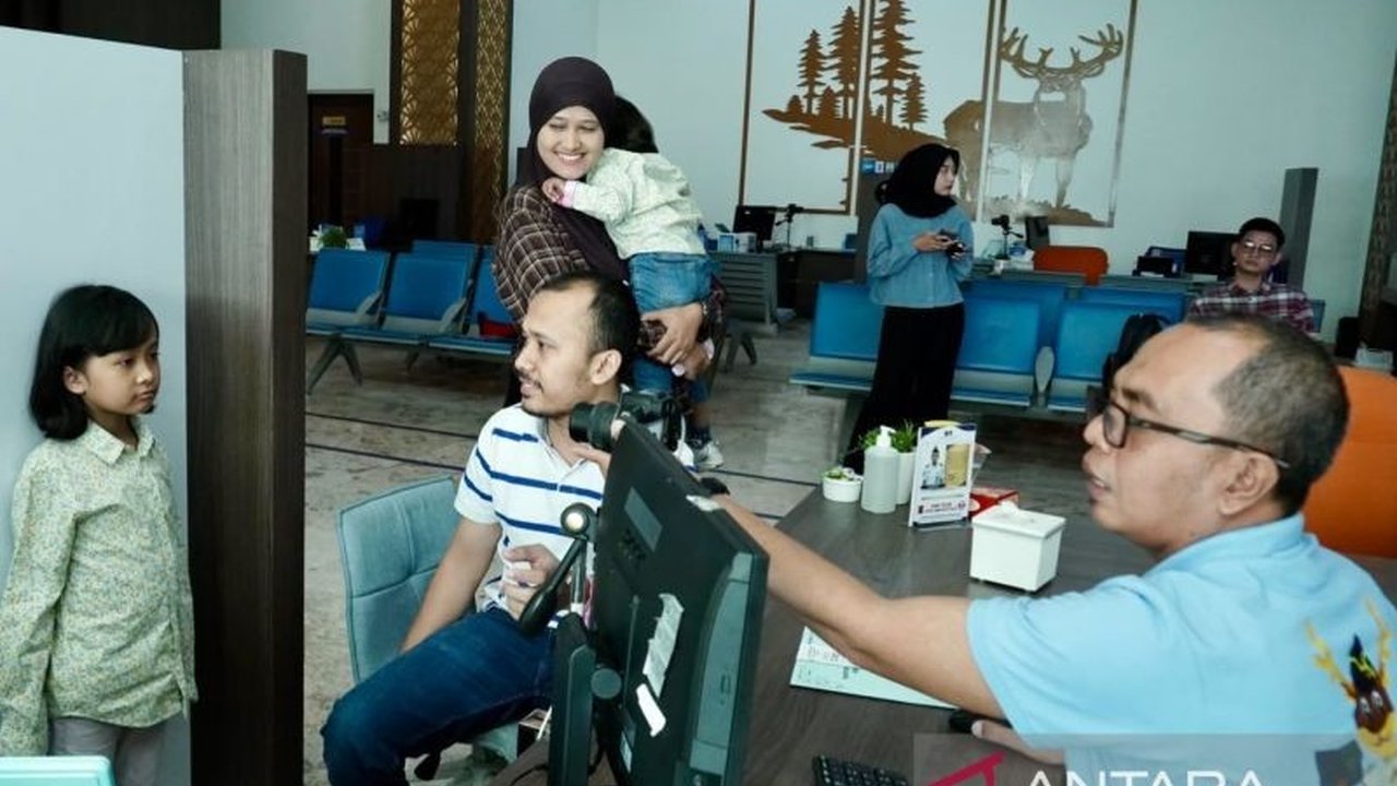 Kanim Bogor meluncurkan MEDISA, layanan paspor setiap Sabtu, mempermudah pekerja mengurus dokumen perjalanan tanpa mengganggu jam kerja. Program ini telah berjalan enam bulan dan mendapat respons positif.