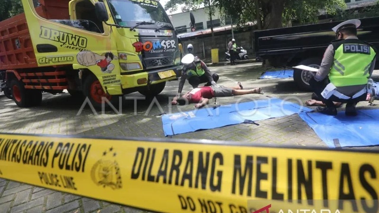 Kisah heroik Aipda Endang Karyana gugur dalam tugas saat menolong pengendara di Tol Joglo menyisakan duka mendalam. Simak kronologi lengkap insiden tragis ini.