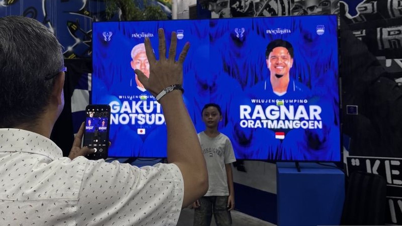 Persib Bandung secara resmi mengumumkan perekrutan penyerang Timnas Indonesia, Ragnar Oratmangoen, dengan kontrak tiga tahun. Kedatangan Ragnar Oratmangoen diharapkan memperkuat skuad Pangeran Biru di kompetisi mendatang.