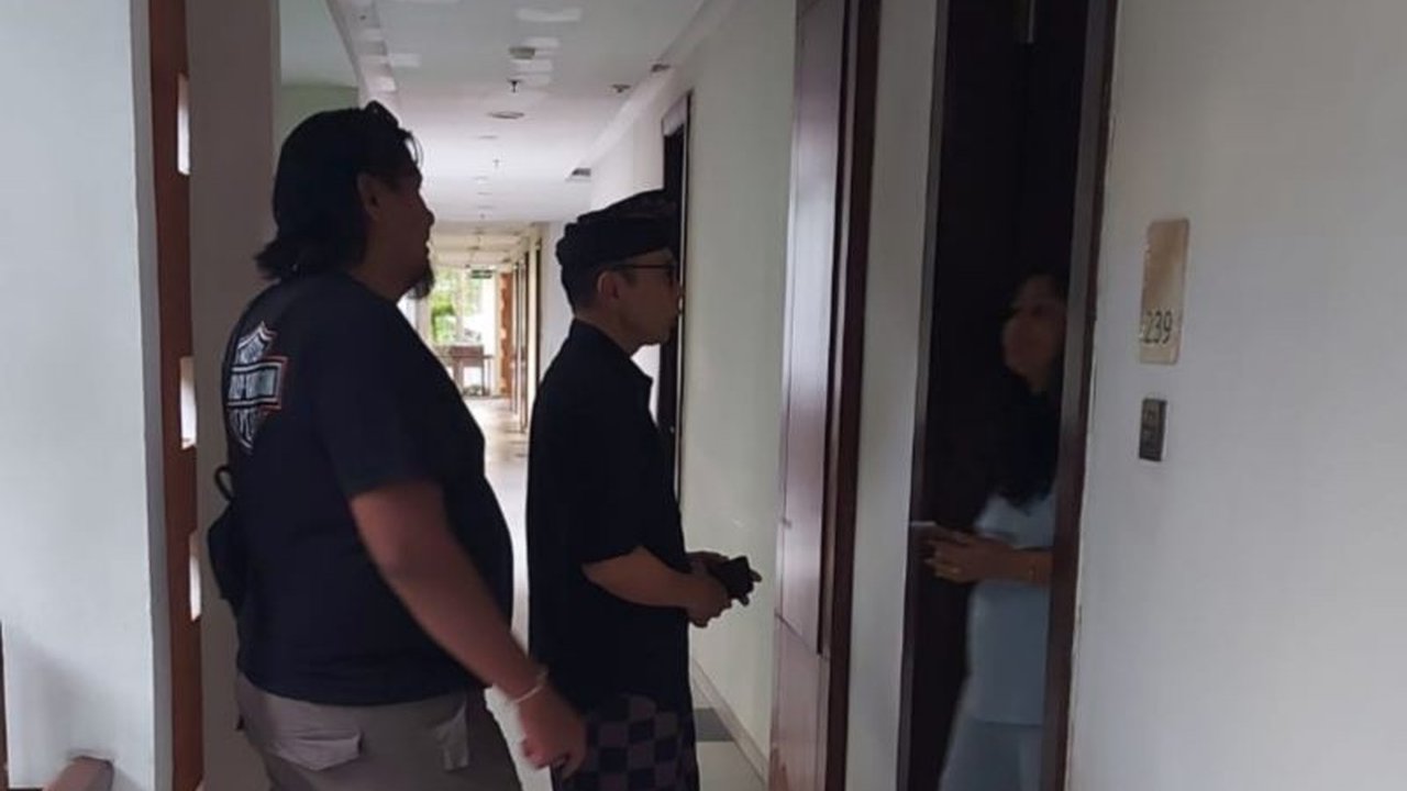 Polresta Denpasar sedang menyelidiki dugaan penipuan modus hipnotis yang menimpa seorang WNA India di Kuta, Badung, dengan kerugian mencapai puluhan juta rupiah.