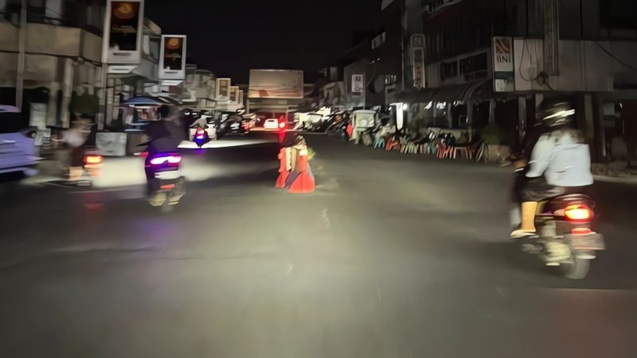 Pemadaman listrik bergilir di Singkawang kian meresahkan masyarakat dan pelaku usaha. DPRD Singkawang mendesak PLN segera mencari solusi, mengingat dampak signifikan terhadap ekonomi kota jasa dan pariwisata ini.