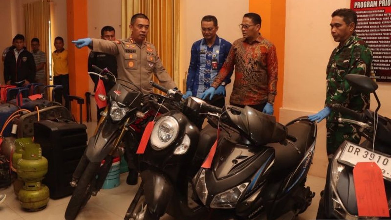 Polresta Mataram berhasil mengungkap 41 kasus kejahatan konvensional dalam dua pekan terakhir Juni 2026, menangkap 40 tersangka dan menyita berbagai barang bukti. Simak detail pengungkapan kasus kejahatan Mataram ini.
