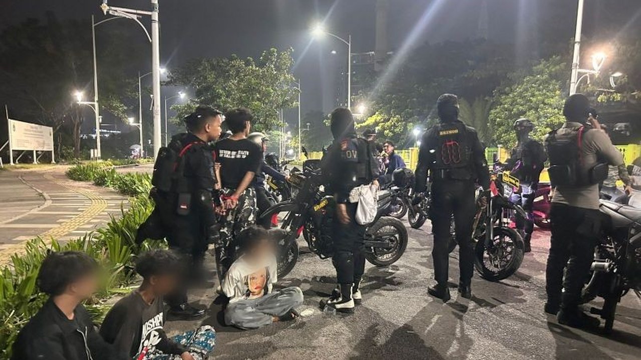 Tim Patroli Perintis Presisi Polres Metro Jakarta Barat meringkus empat remaja terlibat tawuran bersenjata tajam di Cengkareng, Jakarta Barat, Sabtu dini hari. Polisi serius tangani tawuran remaja ini.