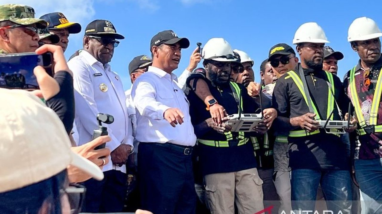 Kementan mengembangkan pertanian modern di Merauke, Papua Selatan, dengan teknologi canggih dan mekanisasi, menargetkan swasembada pangan nasional yang berkelanjutan.