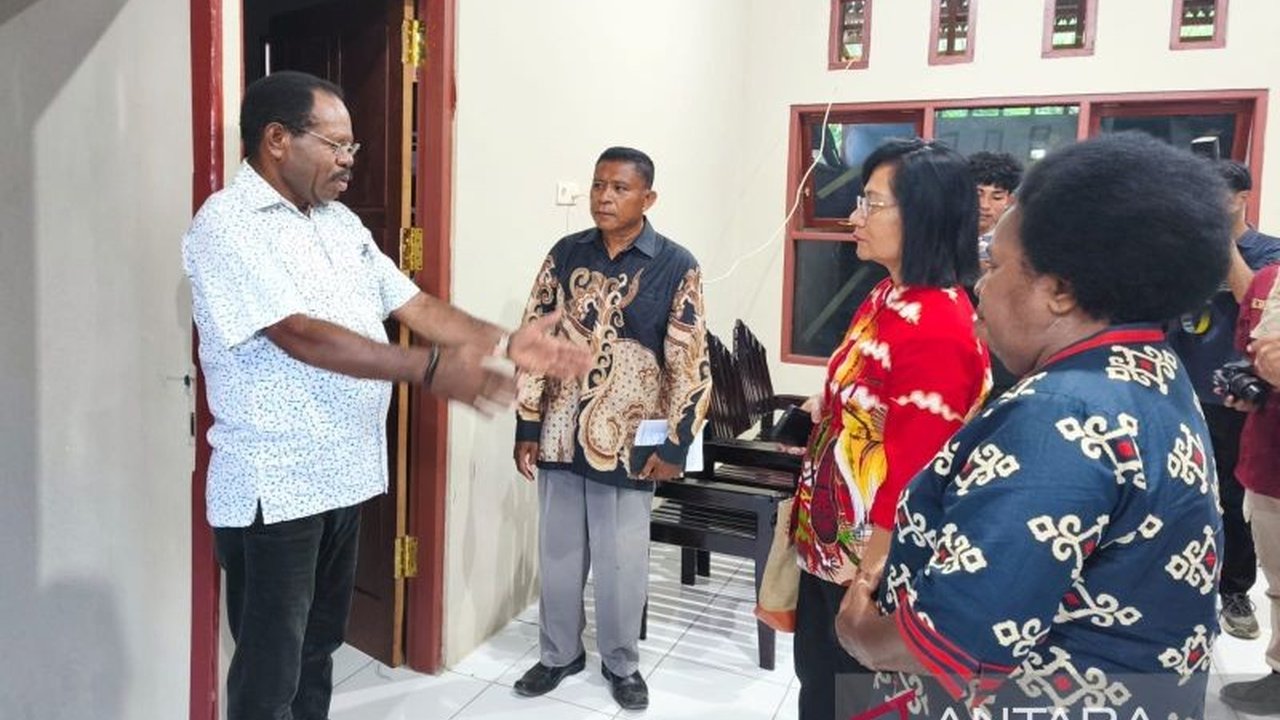 Pemerintah Kabupaten Nabire fokus pada afirmasi pendidikan bagi anak-anak Suku Auye untuk meningkatkan kualitas sumber daya manusia dan akses layanan dasar yang selama ini sulit dijangkau.
