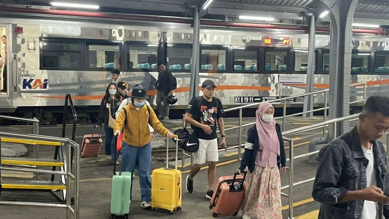 Antusiasme masyarakat terhadap kereta api di Daop 9 Jember melonjak drastis selama libur sekolah. Okupansi penumpang KA capai ratusan ribu, diprediksi terus meningkat.