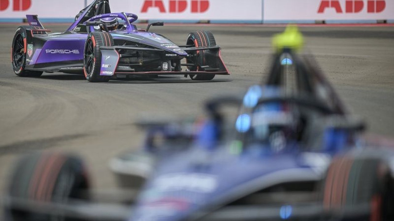 Pembalap Porsche, Pascal Wehrlein, mengukir kemenangan gemilang di balapan pertama Formula E Shanghai, menunjukkan dominasi timnya. Simak detail balapan yang penuh strategi dan aksi!