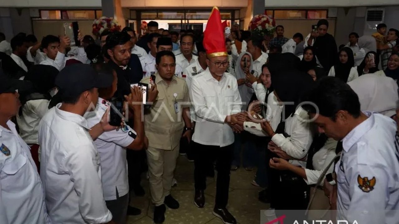 Menteri Koordinator Bidang Pangan, Zulkifli Hasan, menargetkan sebanyak 40.000 Koperasi Desa Merah Putih (KDMP) rampung dan siap beroperasi pada Oktober 2026. Inisiatif ini diharapkan mampu menggerakkan perekonomian di tingkat desa se-Indonesia.