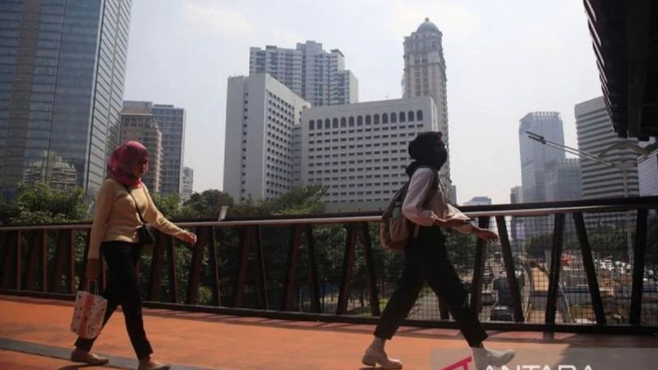 Kualitas udara Jakarta pada Minggu pagi ini kembali tercatat tidak sehat, menempati posisi ketiga terburuk di Indonesia. Masyarakat diimbau untuk membatasi aktivitas luar ruangan demi menjaga kesehatan.