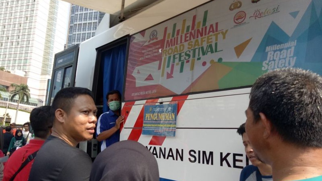 Warga Jakarta dapat memanfaatkan layanan SIM Keliling Jakarta yang beroperasi pada hari Minggu di tiga lokasi strategis. Ketahui jadwal, lokasi, serta syarat perpanjangan SIM A dan C di sini untuk memudahkan proses Anda.