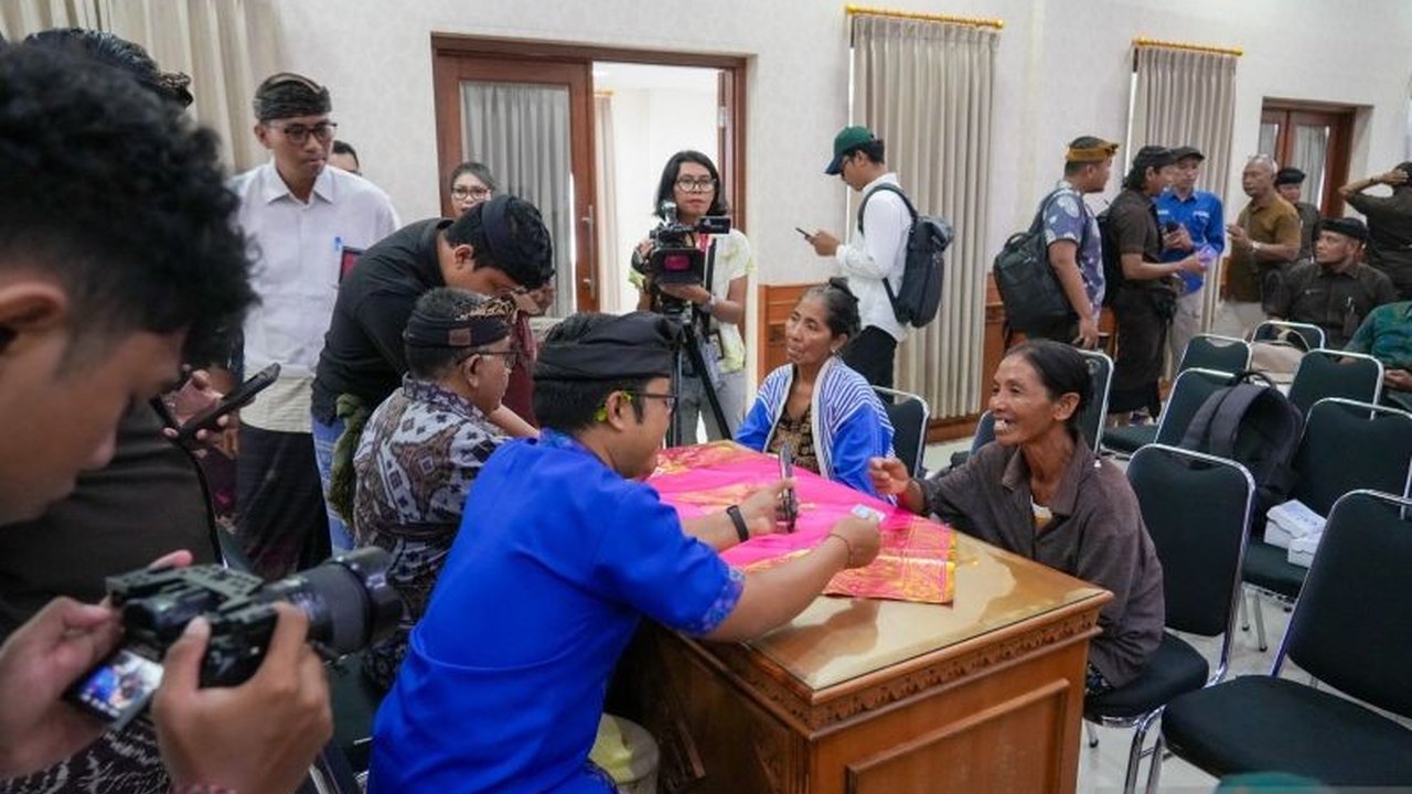 Melalui **Digitalisasi Perlindungan Sosial**, pemerintah berupaya mengatasi ketidaktepatan sasaran bansos dan membangun infrastruktur digital yang efisien untuk seluruh layanan publik.