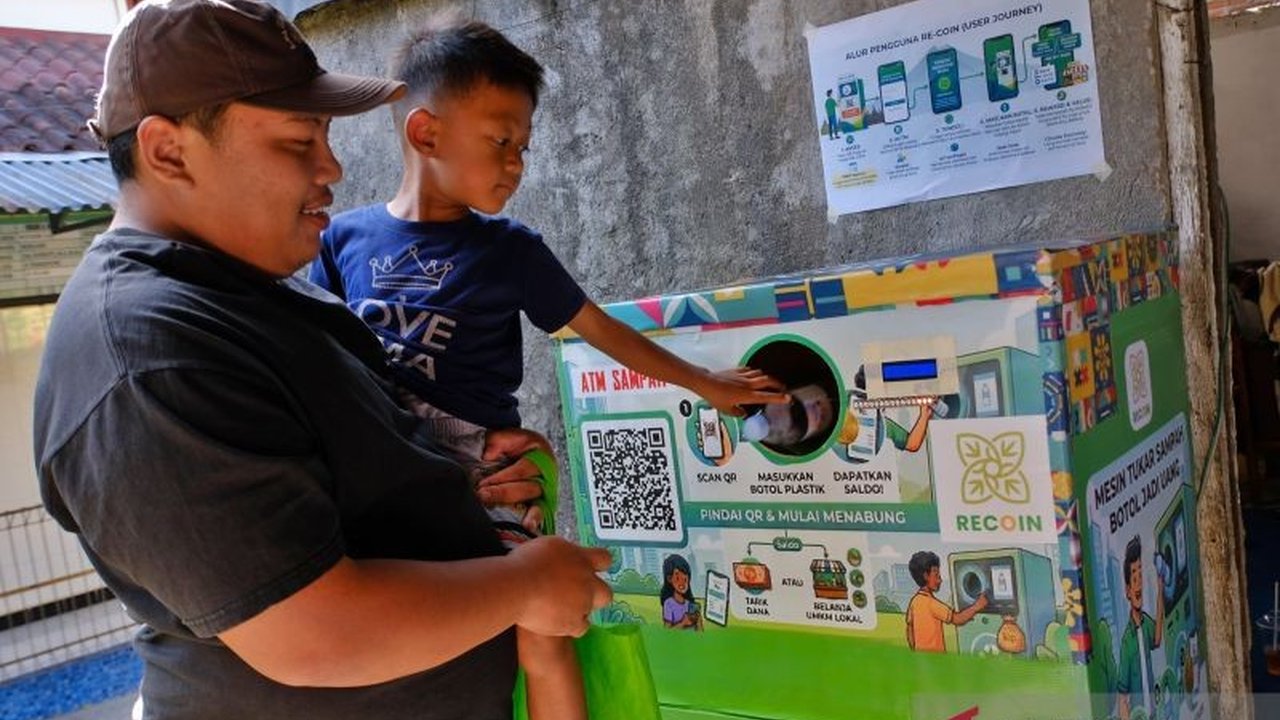 Riset NEXT Indonesia Center menyoroti tantangan Ekonomi Digital Indonesia. Peningkatan jumlah pelaku usaha digital dinilai krusial untuk mendorong produktivitas dan pendapatan masyarakat, bukan hanya konsumsi.