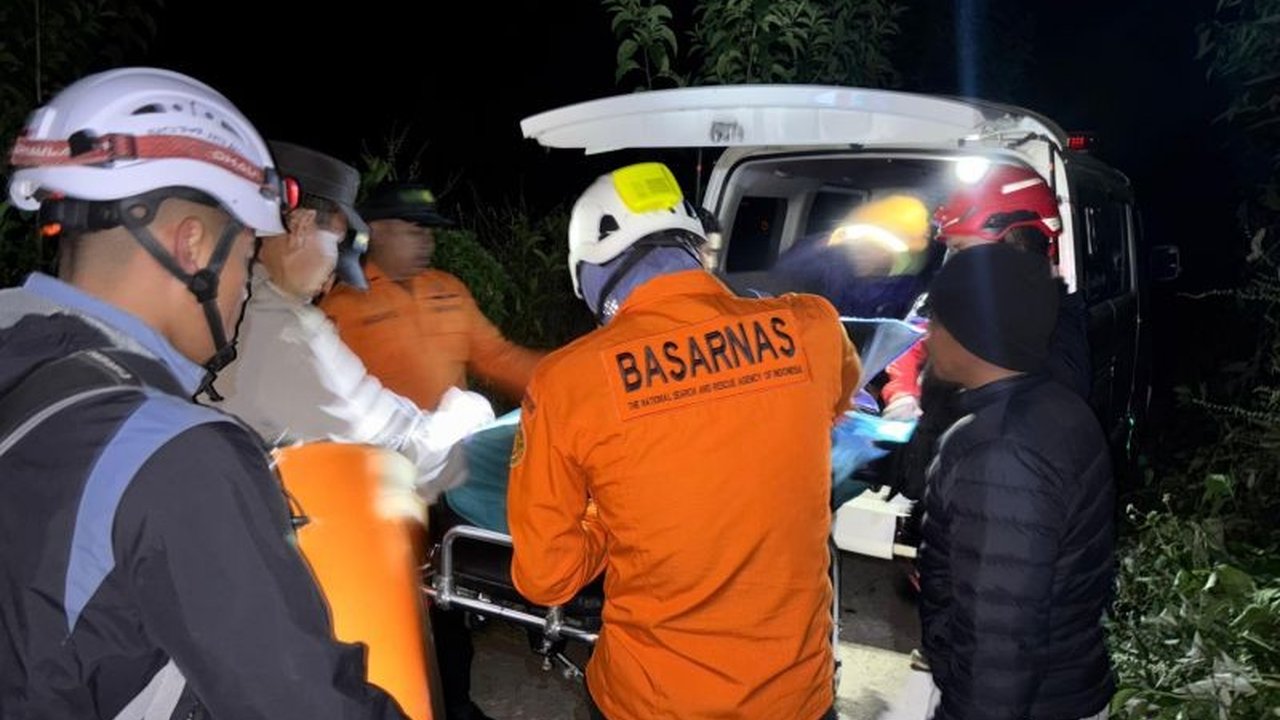 Tim SAR Evakuasi Pendaki Hipotermia di Bukit Savana Dandaun Lombok Timur, Korban Meninggal Dunia