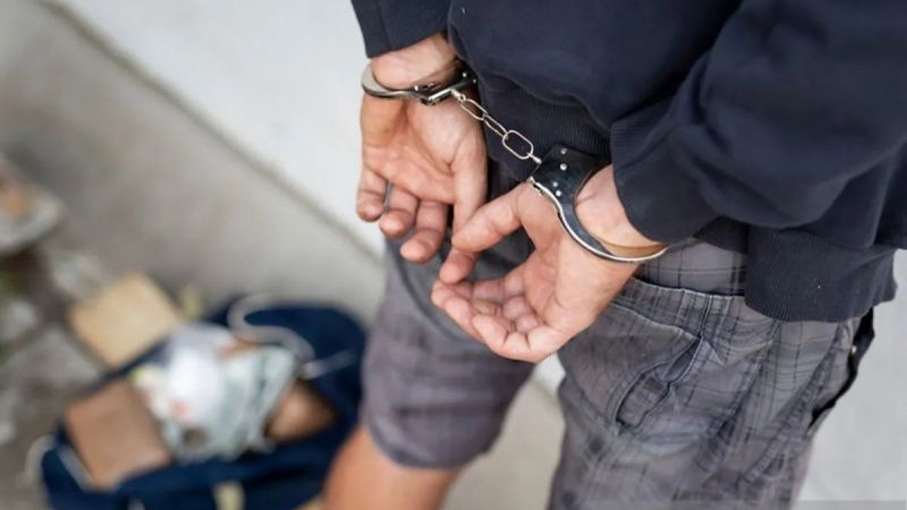 Polresta Mataram berhasil menyita 50,45 gram sabu dan menangkap sepasang terduga pengedar di Mataram. Kasus ini masih dalam pengembangan untuk mengungkap jaringan pemasok dan memberantas peredaran sabu Mataram.