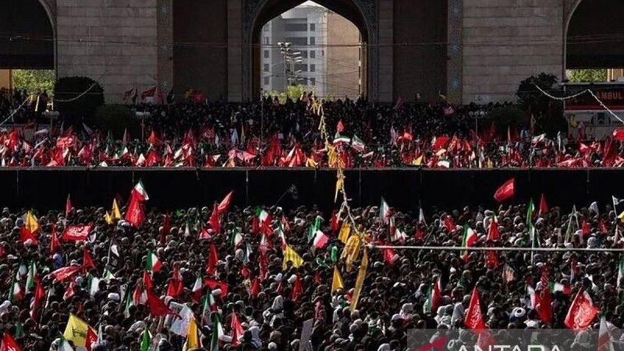 Ratusan ribu pelayat memadati Teheran untuk shalat jenazah akbar Pemimpin Tertinggi Iran Ali Khamenei, menyusul gugurnya beliau dalam agresi militer AS-Israel.