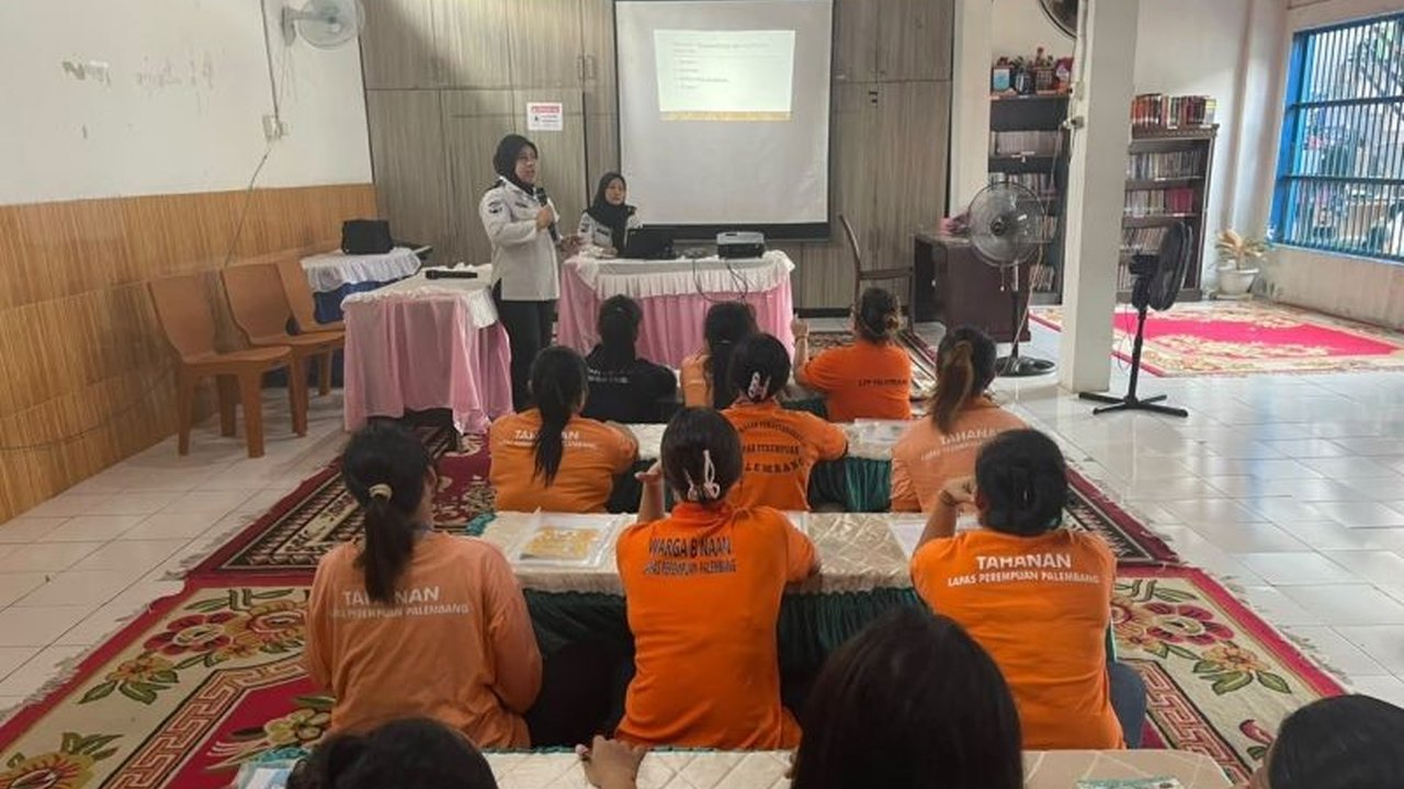Lapas Perempuan Palembang menggelar program Edukasi HIV/AIDS bagi warga binaan, bertujuan meningkatkan pemahaman, menekan stigma, serta membekali mereka dengan perilaku hidup sehat. Program ini diharapkan membentuk agen kesehatan di masyarakat.