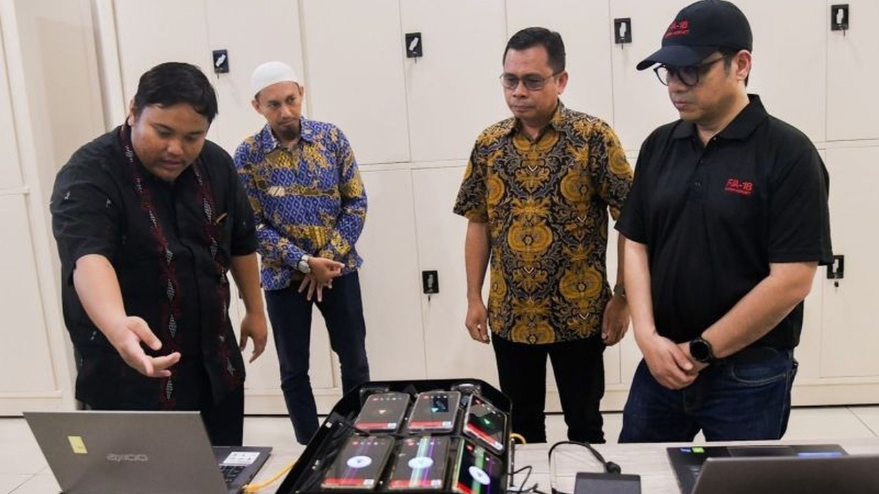 Pemerintah melalui Kemkomdigi berkomitmen mencapai kecepatan internet nasional 100 Mbps secara merata di Indonesia dalam dua tahun mendatang, simak strategi peningkatan infrastruktur digitalnya.