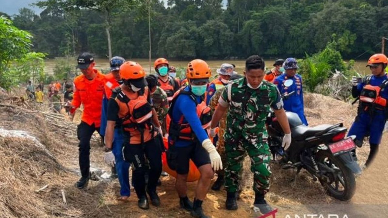 Tim gabungan berhasil menemukan jenazah Aiptu Sumariyanto, anggota Polres Katingan, yang hilang saat operasi penggerebekan bandar sabu. Penemuan jenazah polisi Katingan ini mengungkap detail bentrok berdarah.