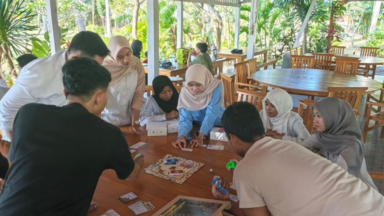 Tingkatkan Literasi Iklim, Unhas Ajak Siswa Belajar Adaptasi Perubahan Iklim Lewat Game Monopoli