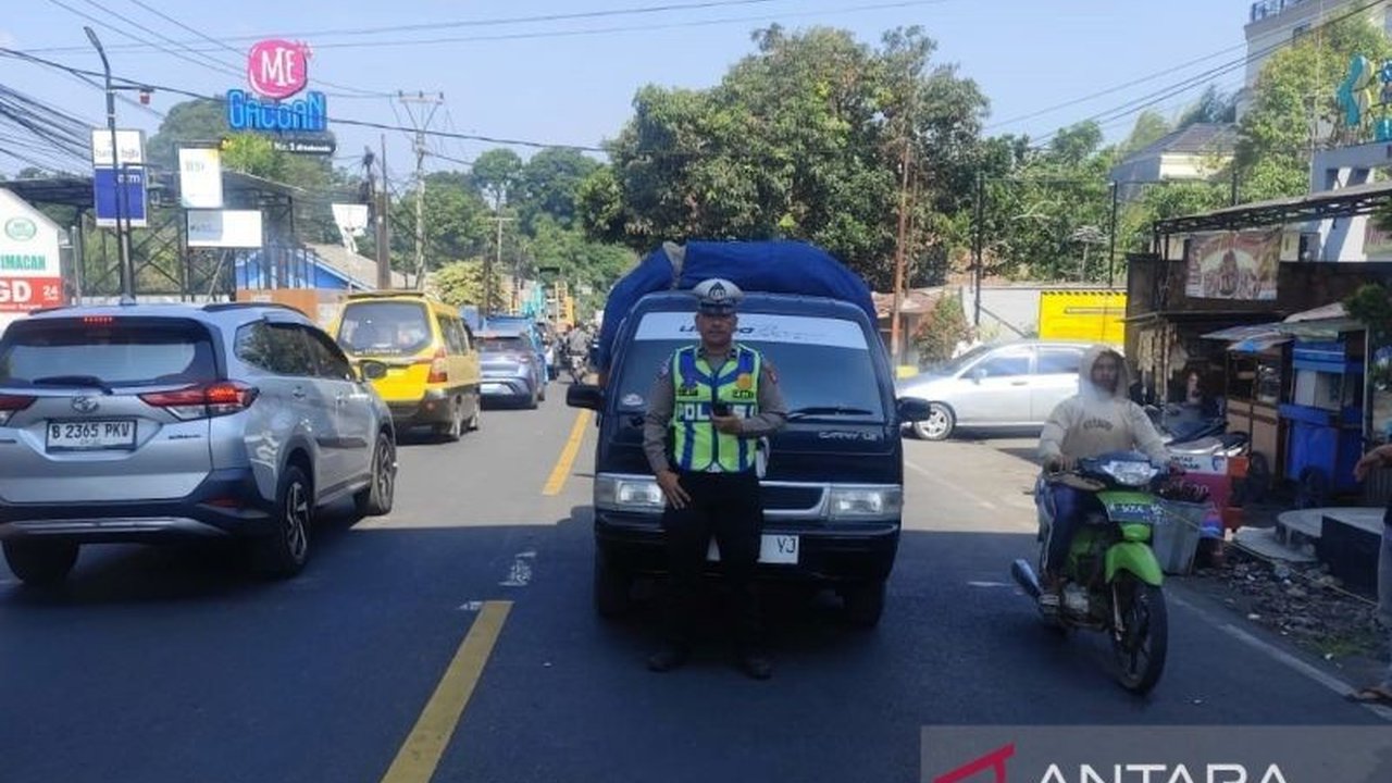 Polres Cianjur menyiagakan 60 personel di Jalur Puncak-Cianjur untuk mengantisipasi macet parah akibat lonjakan volume kendaraan wisatawan selama libur panjang sekolah. Kepadatan diprediksi berlangsung hingga 10 hari ke depan.
