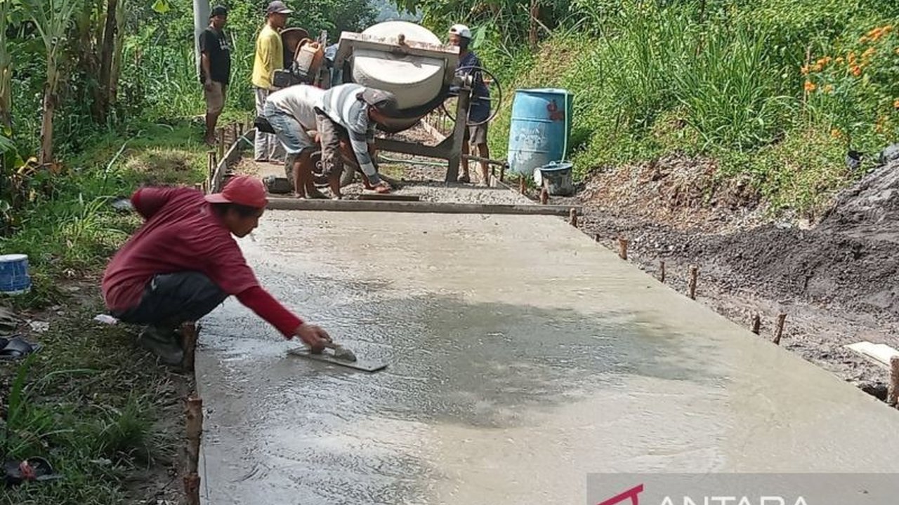 Dana Keistimewaan (Danais) telah memberikan dampak signifikan bagi Daerah Istimewa Yogyakarta, salah satunya melalui pembangunan 146,3 kilometer jalan desa yang mengubah wajah perdesaan dan memberdayakan masyarakat lokal.