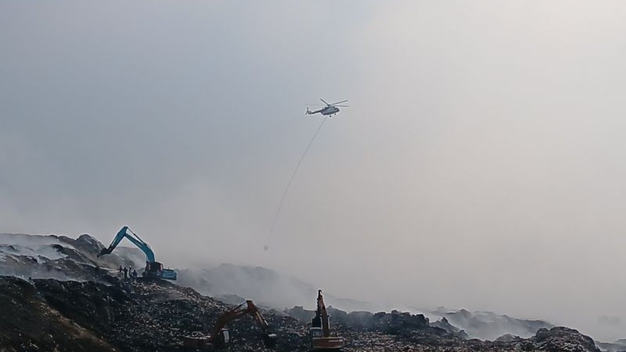 Status tanggap darurat bencana kebakaran di TPA Jatiwaringin, Kabupaten Tangerang, resmi berlaku dua pekan untuk mengoptimalkan penanganan tim gabungan.