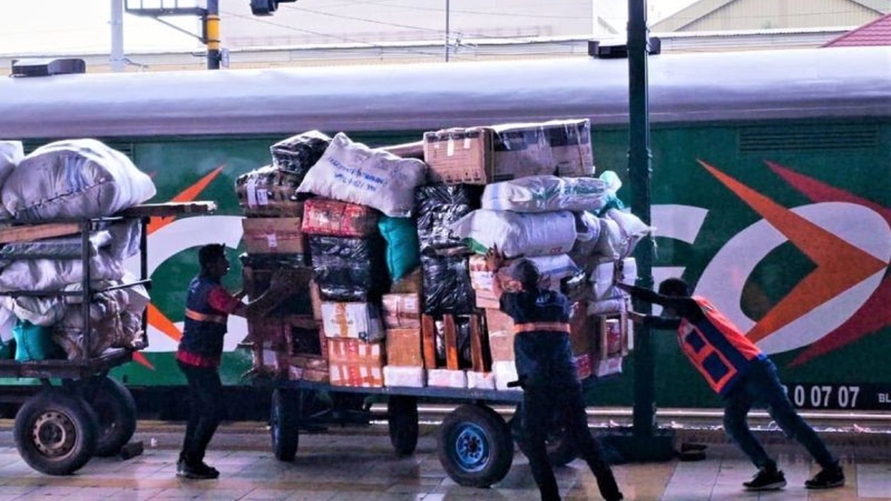 Kinerja angkutan barang KAI Madiun melesat jauh melampaui target pada semester I 2026, mencapai 14.376 ton dan menunjukkan tren positif yang signifikan.