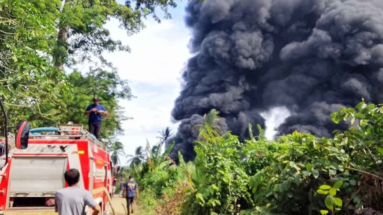 Sebuah sumur minyak tradisional meledak di Gampong Lhok Lemak, Aceh Timur, memicu kebakaran hebat. Petugas masih berupaya memadamkan api dan menyelidiki penyebab ledakan sumur minyak tradisional ini.
