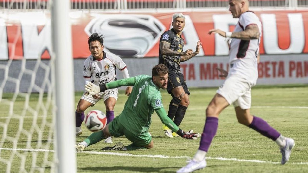 Persik Kediri resmi mengakhiri kerja sama dengan kiper asal Brasil, Leonardo Navacchio, setelah dua musim penuh kontribusi dan performa gemilang di bawah mistar gawang Macan Putih.