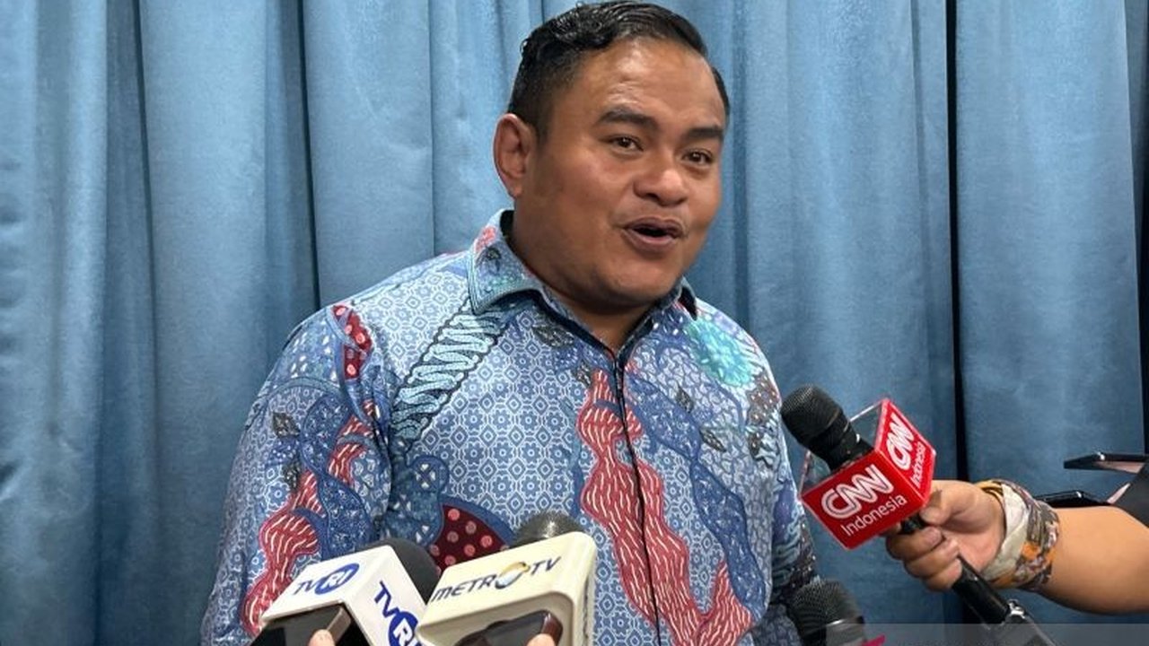 Kepala Ekonom Trimegah Sekuritas Indonesia, Fakhrul Fulvian, mendesak pemerintah untuk menerbitkan Global Bond dalam jumlah besar guna membantu Bank Indonesia menstabilkan nilai tukar rupiah dan menjaga likuiditas dolar di dalam negeri.