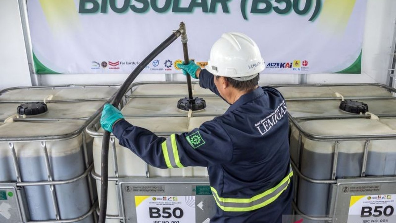 Ekonom CORE, Yusuf Rendy Manilet, mendesak evaluasi komprehensif Implementasi B50. Ia menyoroti pentingnya mempertimbangkan biaya peluang ekspor CPO agar manfaat ekonomi program terukur akurat.
