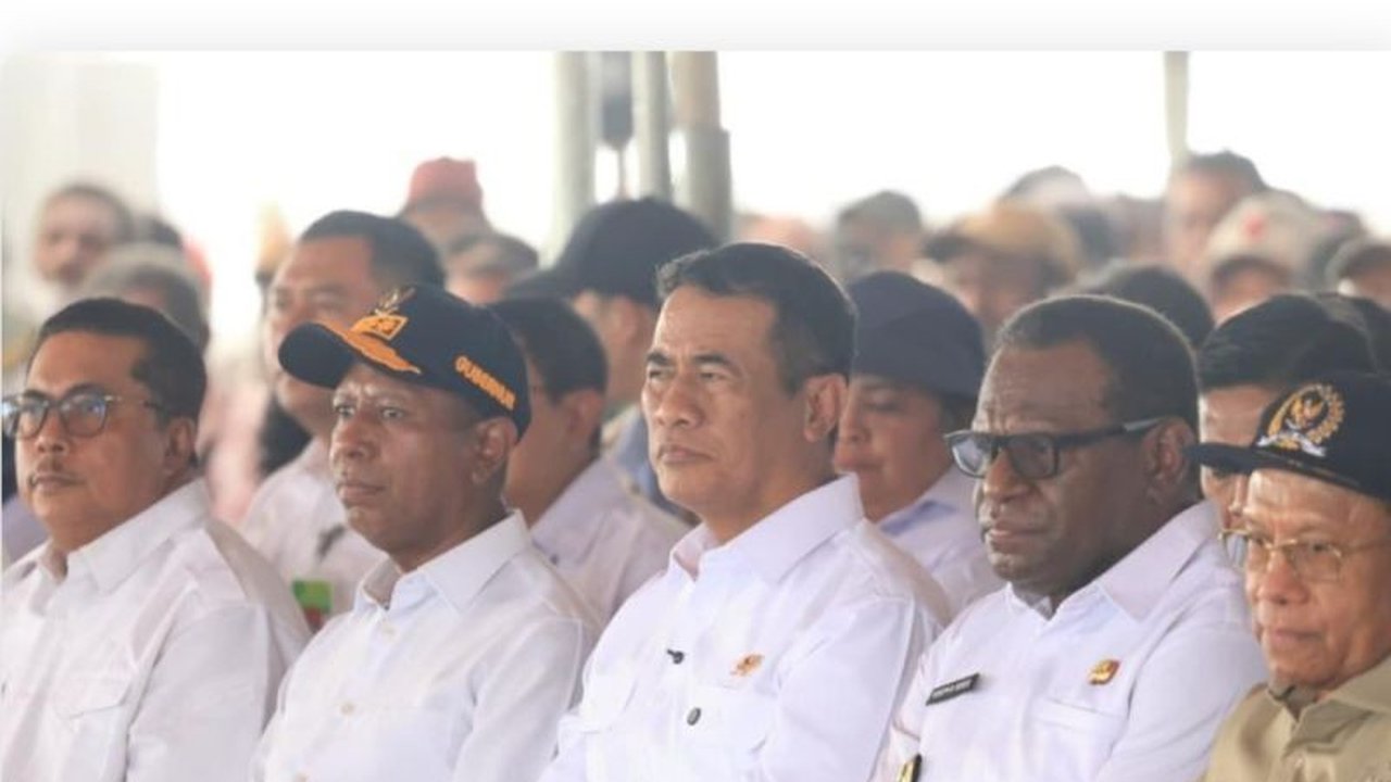 Menteri Pertanian Andi Amran Sulaiman menyerahkan bantuan alsintan di Merauke, Papua Selatan, sebagai upaya percepatan pertanian modern dan peningkatan kesejahteraan petani, dengan total bantuan Rp1,3 triliun.