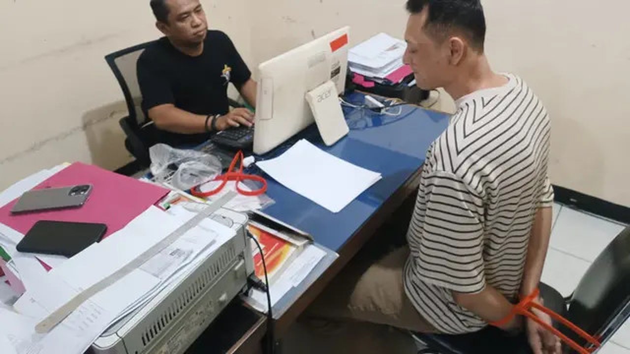 Polisi menangkap FRS (37), pelaku pemukulan terhadap seorang pengendara sepeda motor di Jalan Raya Jagakarsa. (Foto: Istimewa)