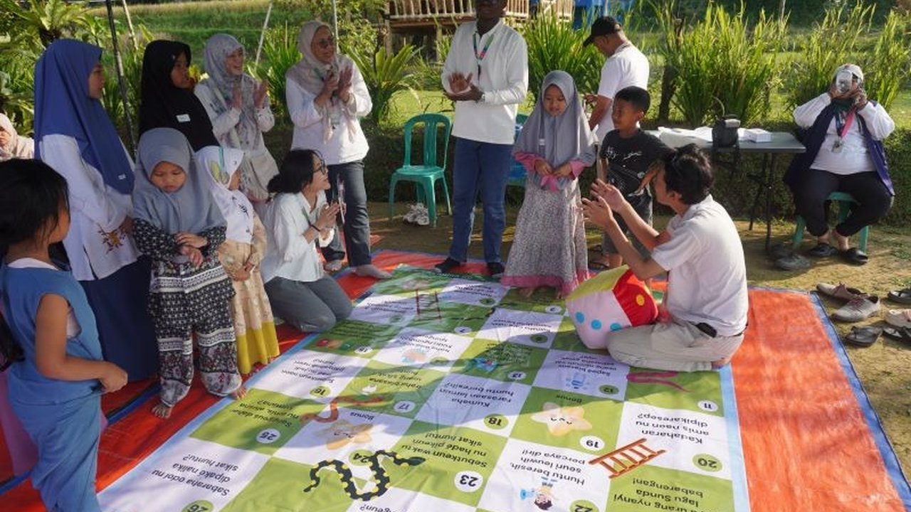 Universitas Indonesia (UI) meluncurkan Inovasi Edukasi PHBS melalui permainan ular tangga berbahasa Sunda, efektif meningkatkan literasi kesehatan anak di Purwakarta.