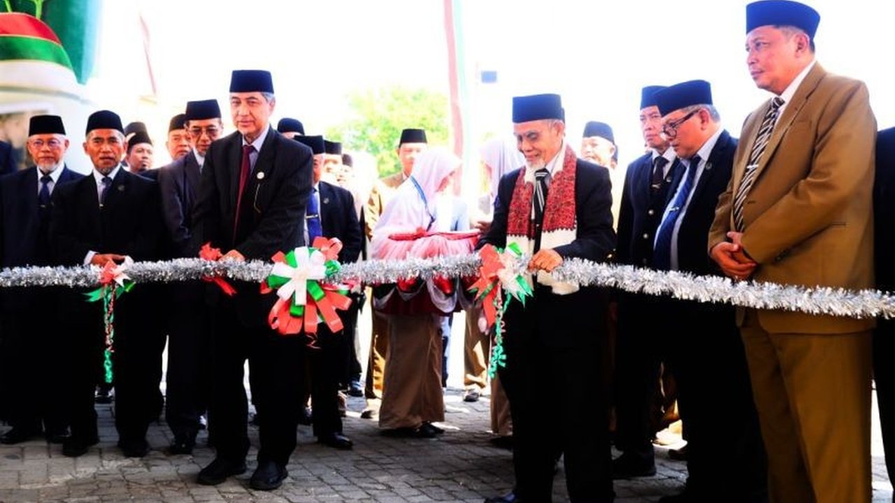 Ribuan alumni Pondok Modern Darussalam Gontor Putri berkumpul dalam Reuni Akbar, menegaskan kembali peran penting pendidikan pesantren. Acara ini menjadi momentum berharga untuk memperkuat jejaring pengabdian santri di berbagai bidang.