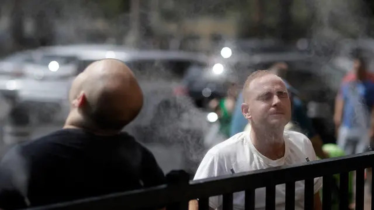 Warga mendinginkan diri dengan kabut air di sepanjang Las Vegas Strip, Amerika Serikat, Selasa (24/7). Badan Cuaca Nasional telah mengeluarkan peringatan panas ekstrem untuk lembah Las Vegas.