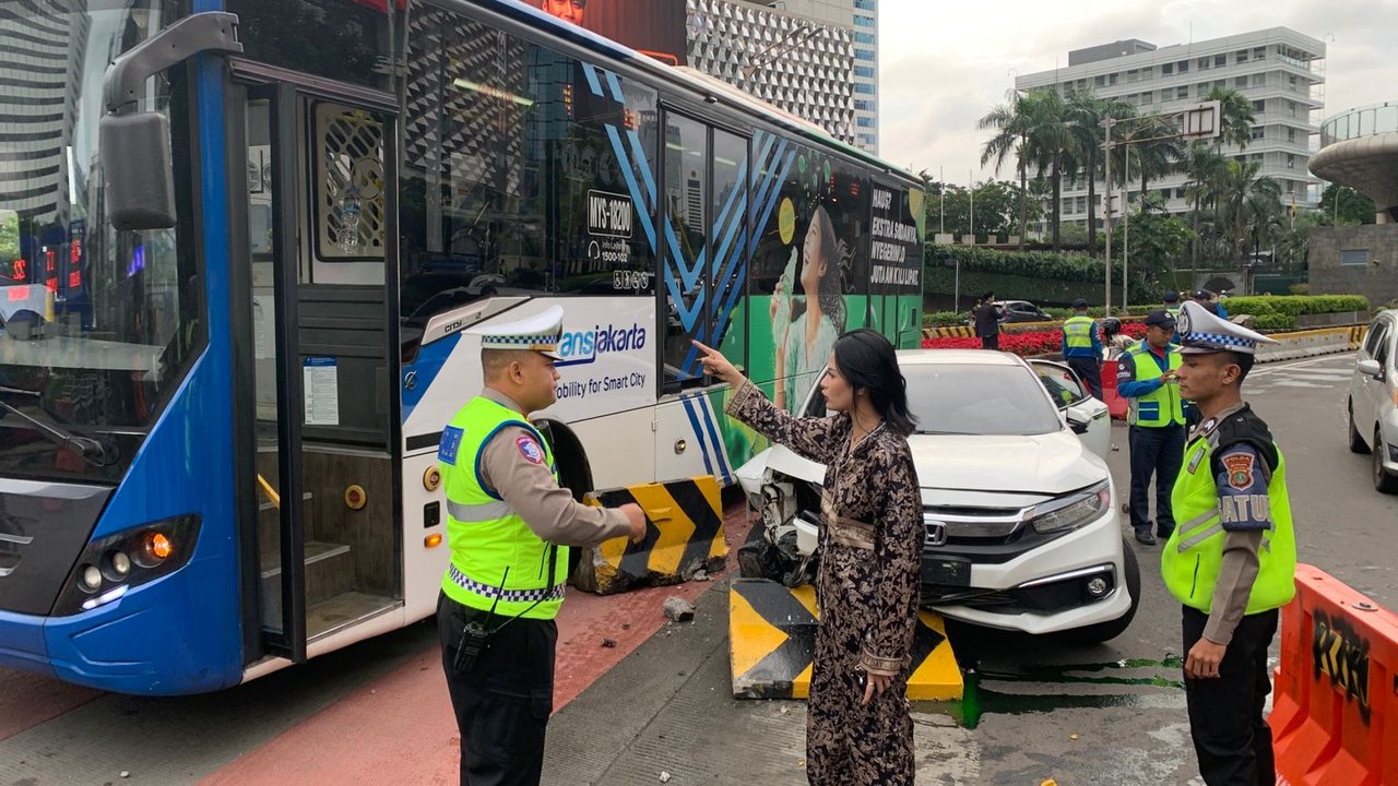 Sedan Putih Tabrak Separator TransJakarta di Bundaran HI, Sisi Kanan Mobil Ringsek