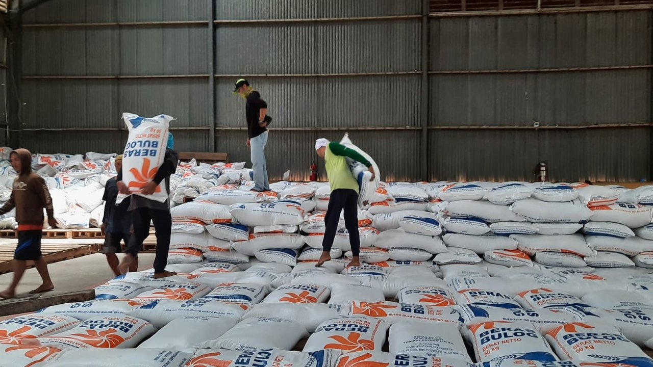 Sejumlah pekerja tengah memindahkan persediaan beras di Gudang Beras Bulog Garut di Jalan Tarogong, Garut, Jawa Barat. (Liputan6.com/Jayadi Supriadin)