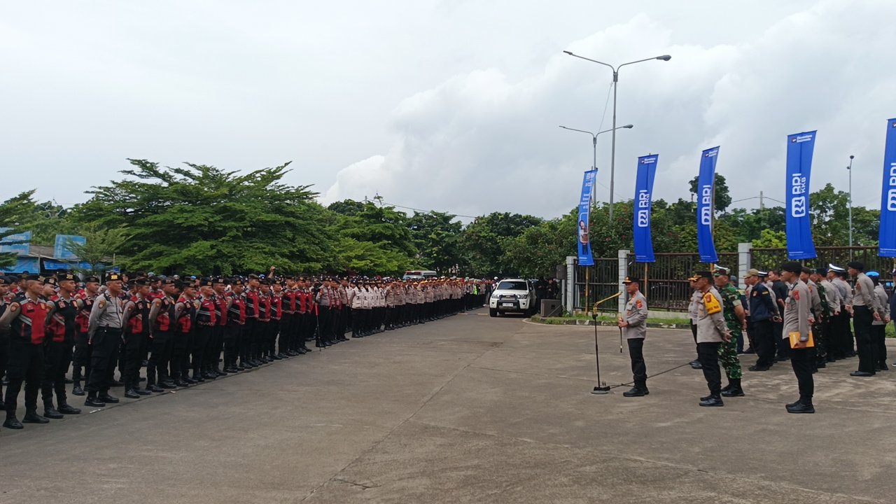 Pengaman laga Persib vs Persija di stadion Gelora Bandung Lautan Api (GBLA), Minggu (11/1)