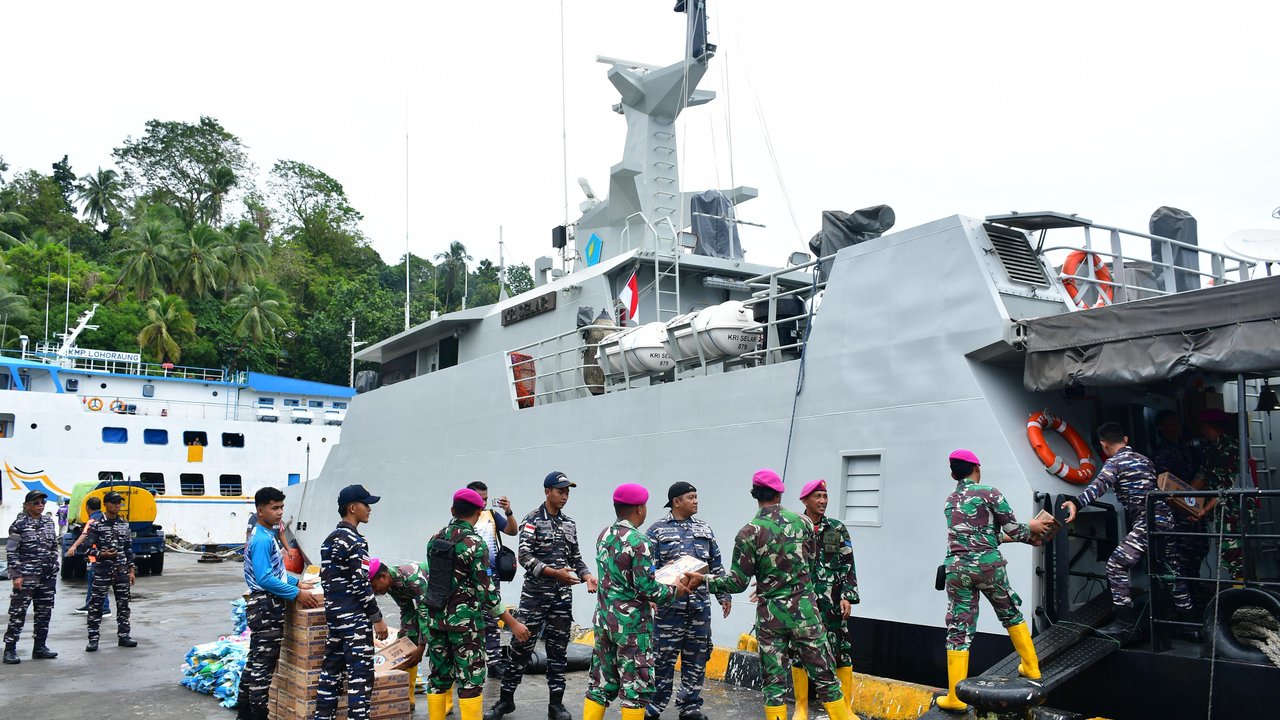 KRI Selar-879 Serahkan Bantuan Logistik TNI AL ke Kepulaua Sitaro