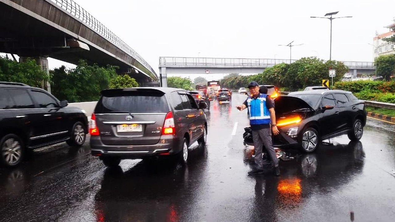 Kecelakaan di Tol Dalam Kota, Dirut Jasa Marga Ikut Bantu Penanganan Korban